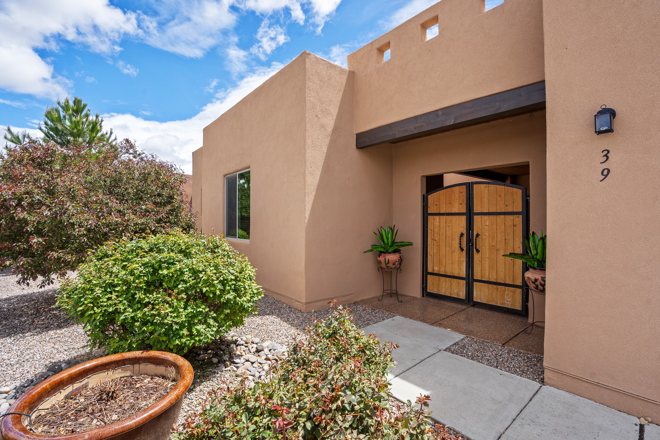 Santa Fe, New Mexico 87508, United States, 3 Bedrooms Bedrooms, ,3 BathroomsBathrooms,Residential,Pending,124692