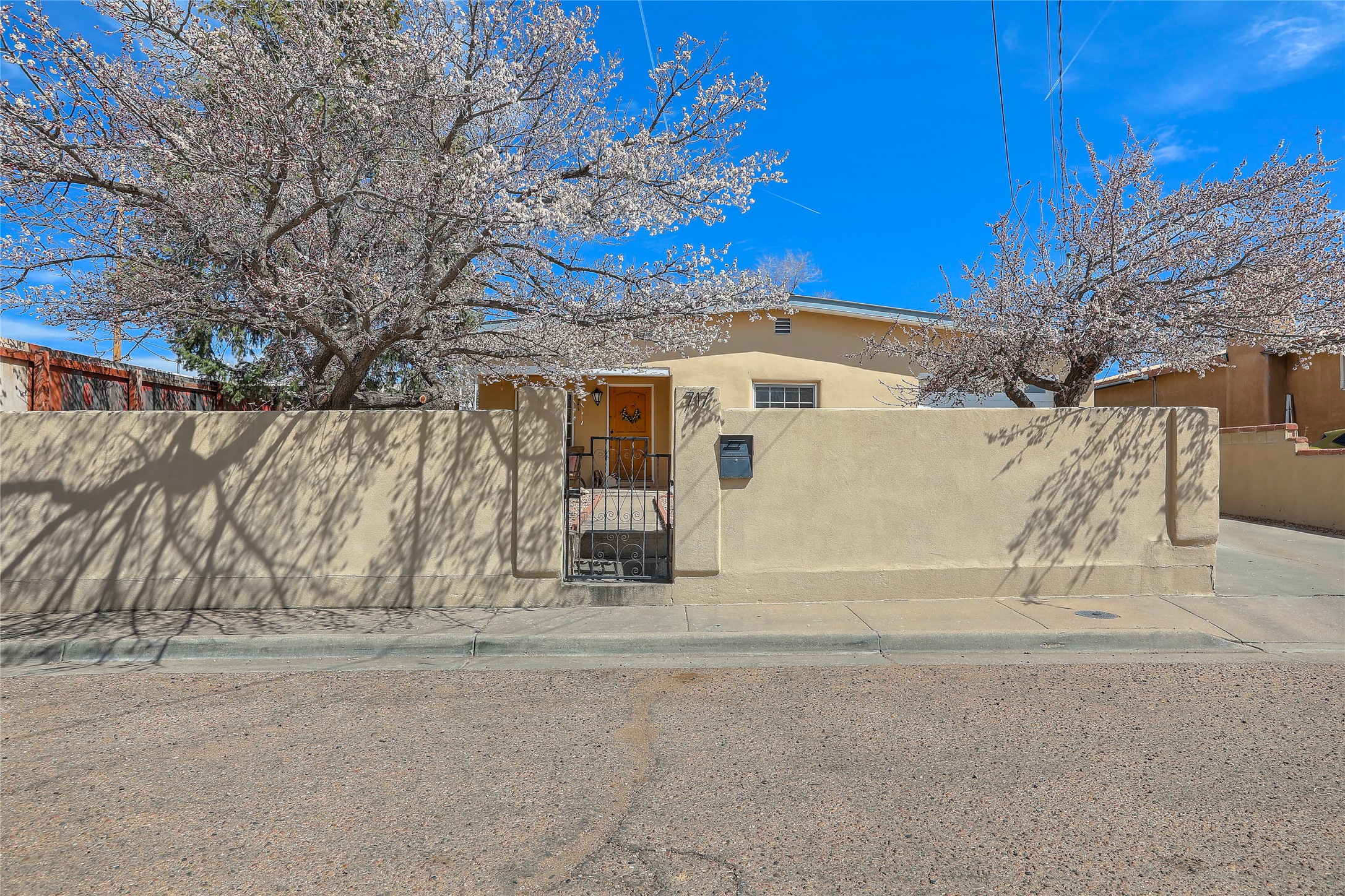 717 Camino Santa Ana, Santa Fe, New Mexico image 6