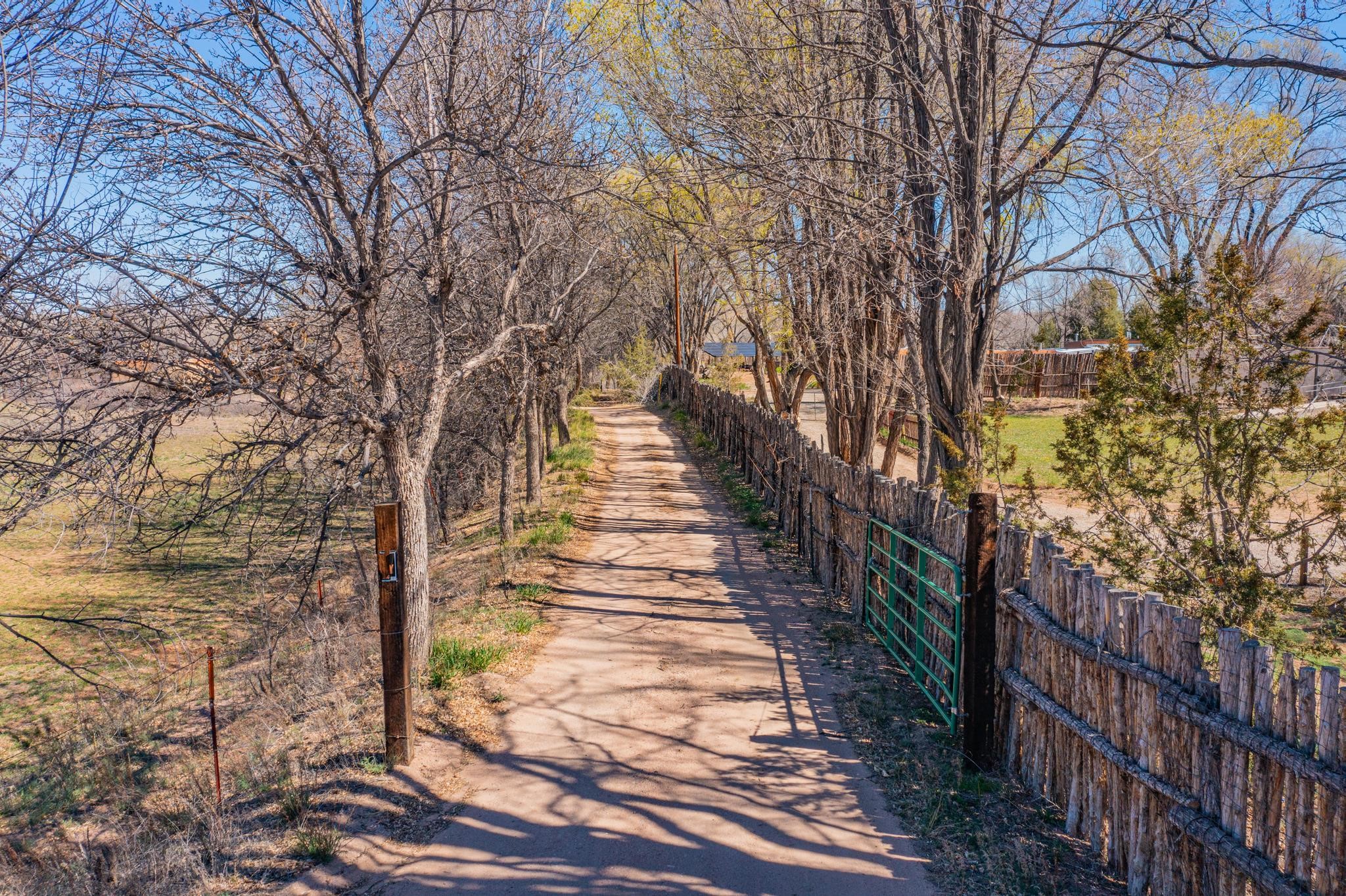 33 El Callejoncito Road, Santa Fe, New Mexico image 1