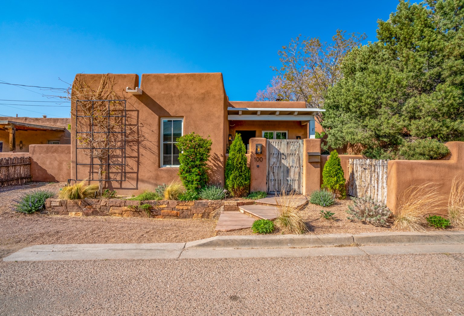 Santa Fe, New Mexico 87501, United States, 3 Bedrooms Bedrooms, ,3 BathroomsBathrooms,Residential,Active,126783