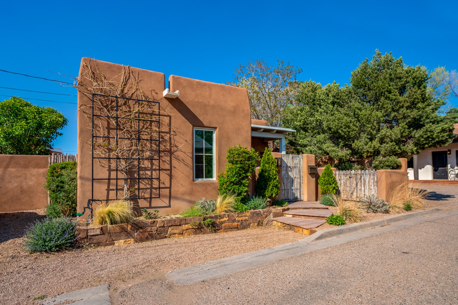 Santa Fe, New Mexico 87501, United States, 3 Bedrooms Bedrooms, ,3 BathroomsBathrooms,Residential,Active,126783