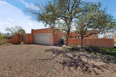 Photo of 85 Herrada Road, Santa Fe, NM 87508 (MLS # 202601233)