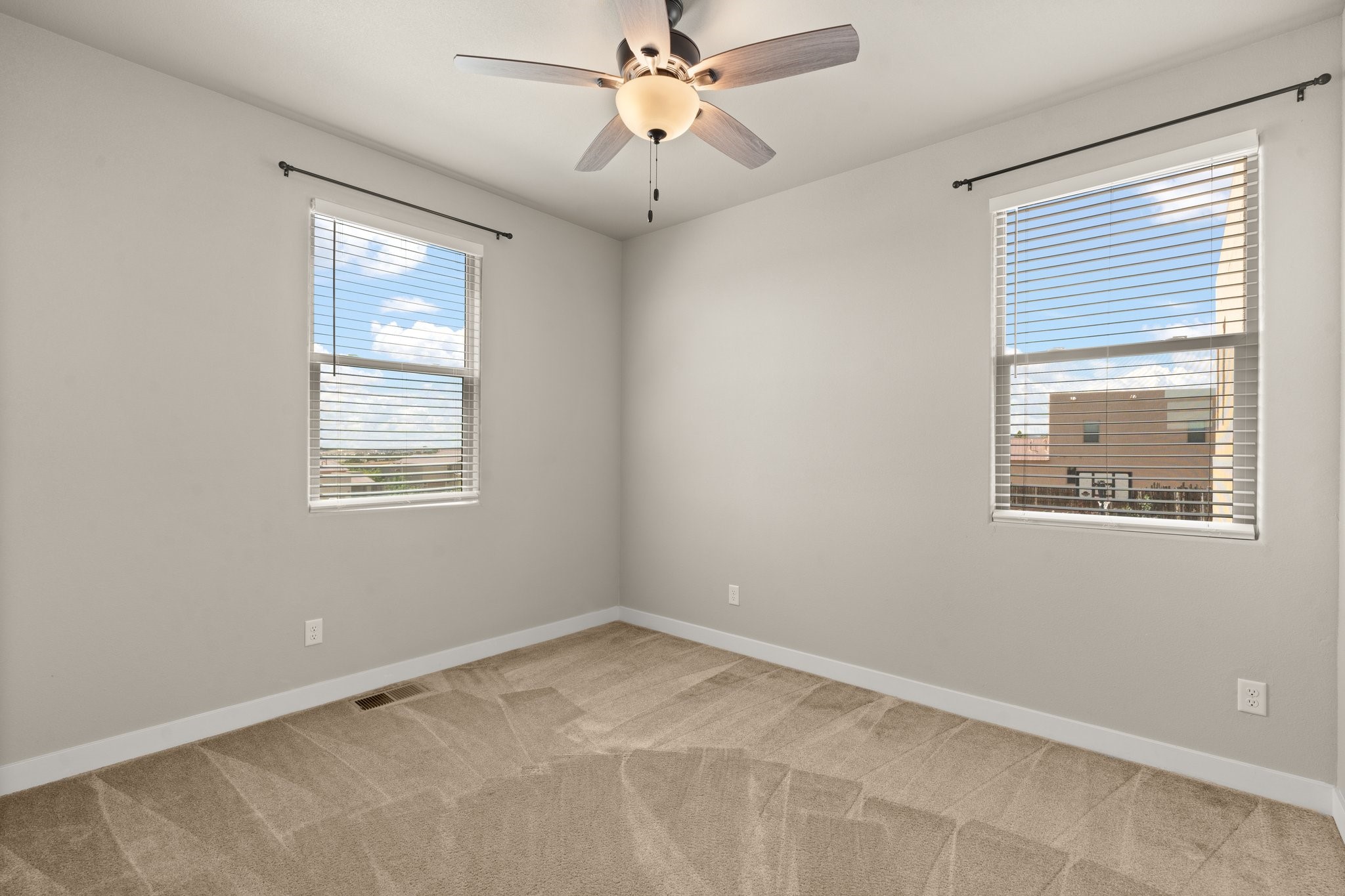 Santa Fe, New Mexico 87507, United States, 3 Bedrooms Bedrooms, ,3 BathroomsBathrooms,Residential,Pending,49866