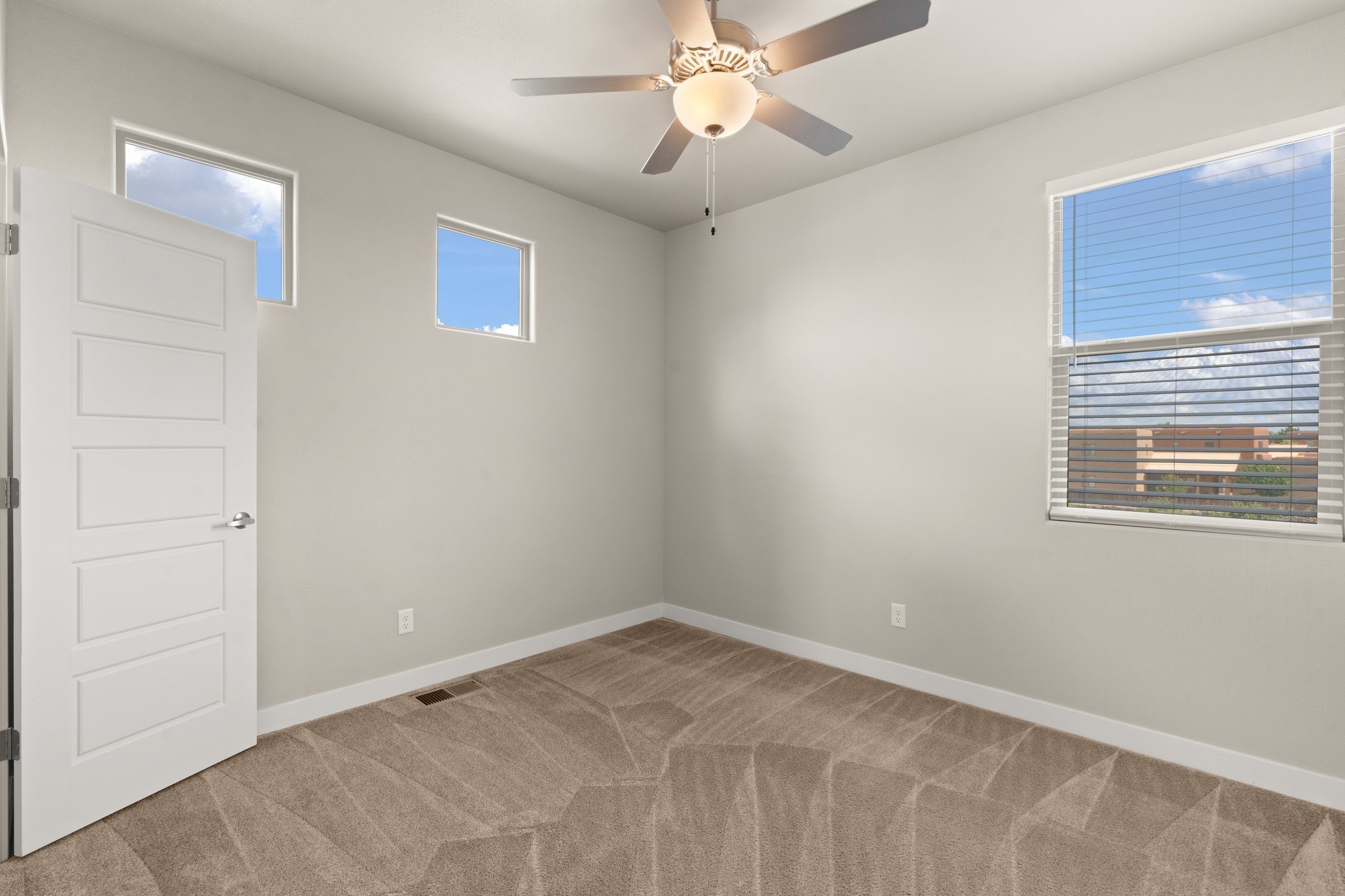 Santa Fe, New Mexico 87507, United States, 3 Bedrooms Bedrooms, ,3 BathroomsBathrooms,Residential,Pending,49866