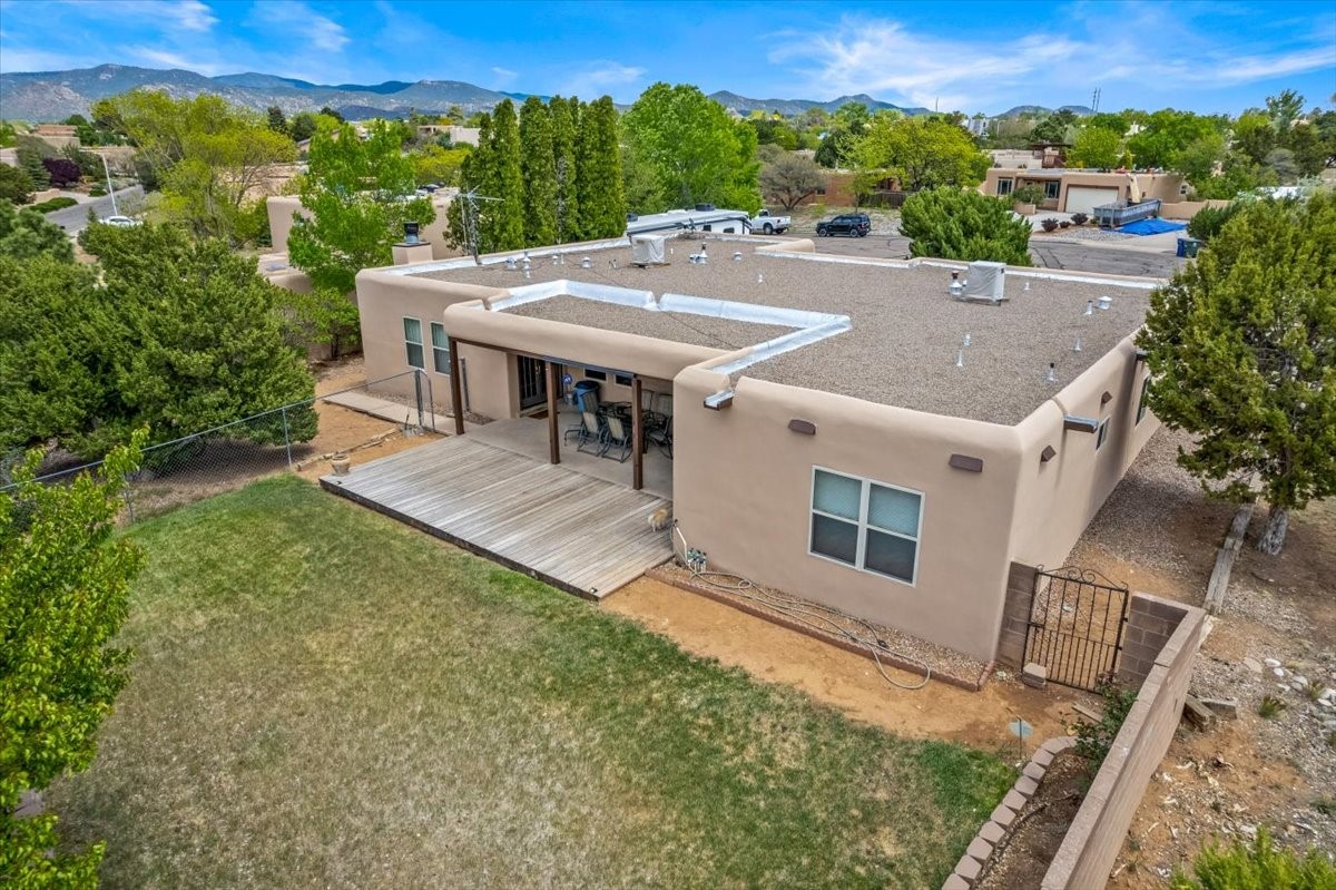 Santa Fe, New Mexico 87505, United States, 4 Bedrooms Bedrooms, ,3 BathroomsBathrooms,Residential,Pending,57444