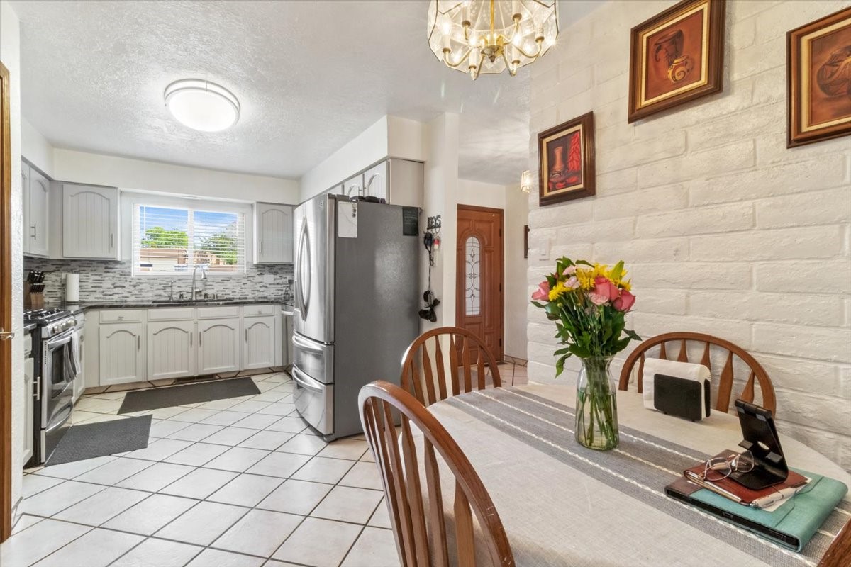 Santa Fe, New Mexico 87505, United States, 4 Bedrooms Bedrooms, ,3 BathroomsBathrooms,Residential,Pending,57444