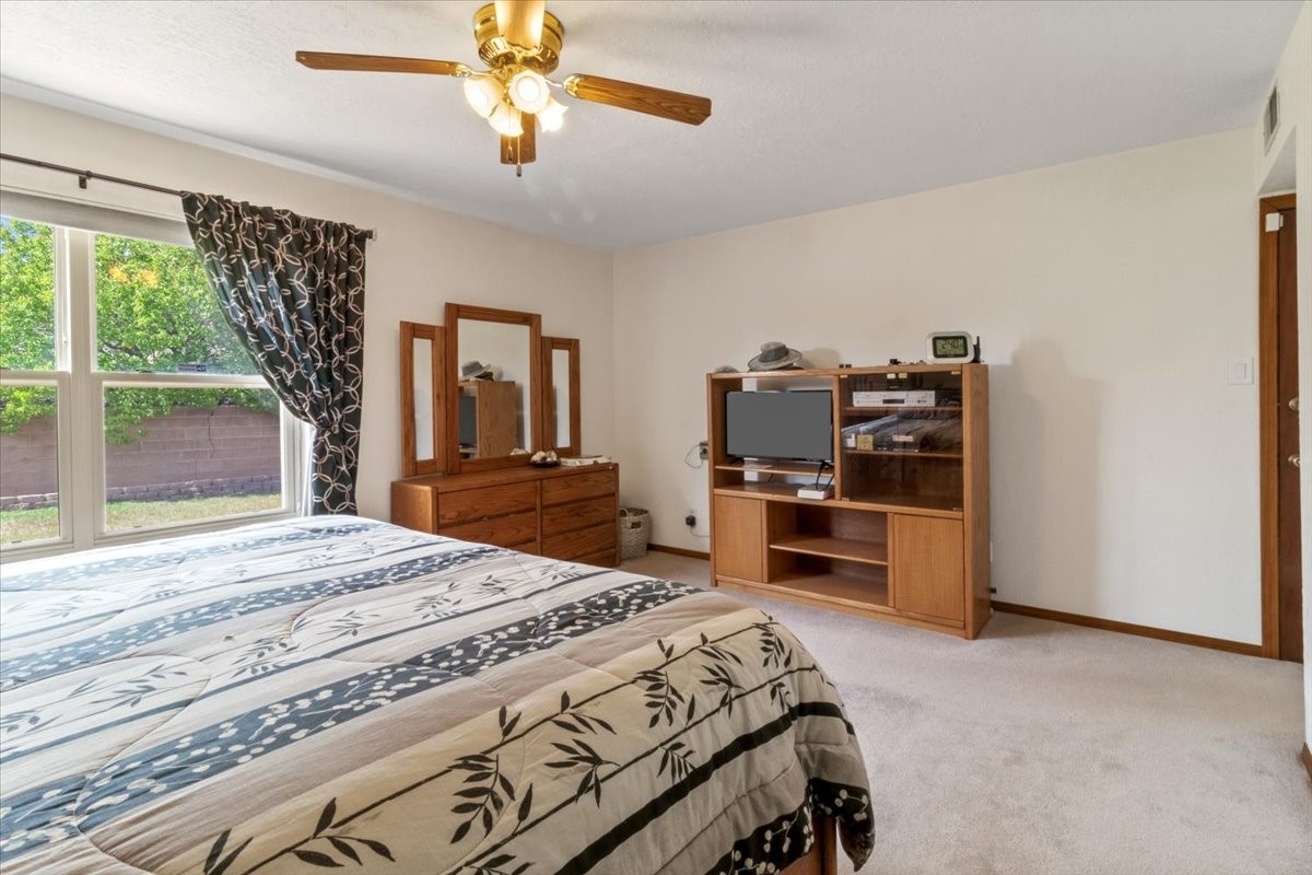 Santa Fe, New Mexico 87505, United States, 4 Bedrooms Bedrooms, ,3 BathroomsBathrooms,Residential,Pending,57444