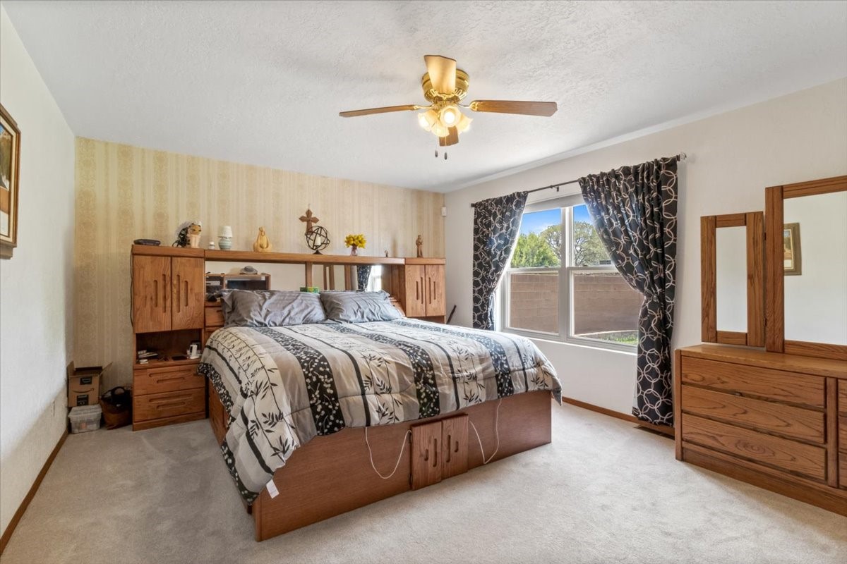 Santa Fe, New Mexico 87505, United States, 4 Bedrooms Bedrooms, ,3 BathroomsBathrooms,Residential,Pending,57444