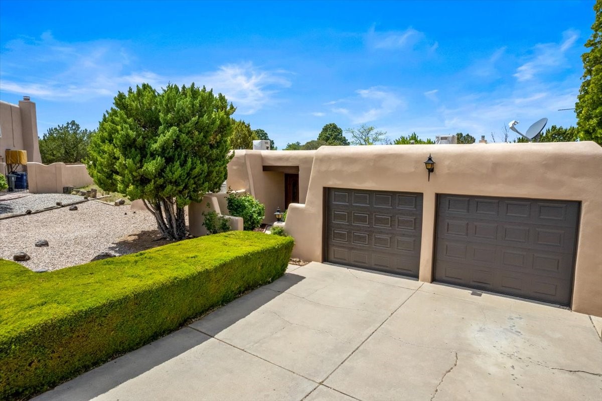 Santa Fe, New Mexico 87505, United States, 4 Bedrooms Bedrooms, ,3 BathroomsBathrooms,Residential,Pending,57444