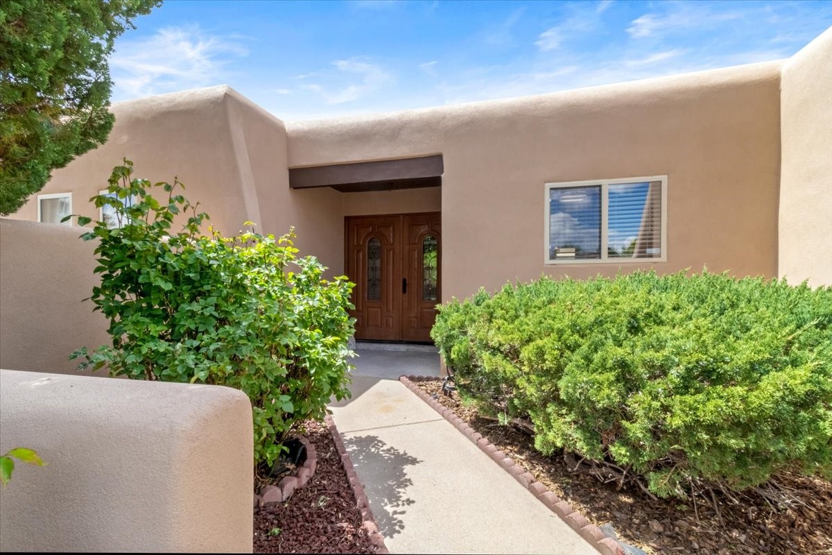 Santa Fe, New Mexico 87505, United States, 4 Bedrooms Bedrooms, ,3 BathroomsBathrooms,Residential,Pending,57444