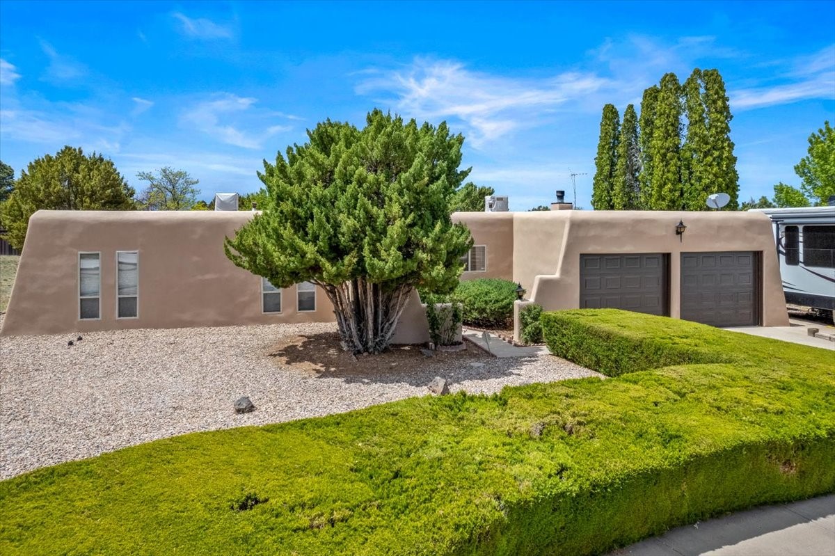 Santa Fe, New Mexico 87505, United States, 4 Bedrooms Bedrooms, ,3 BathroomsBathrooms,Residential,Pending,57444