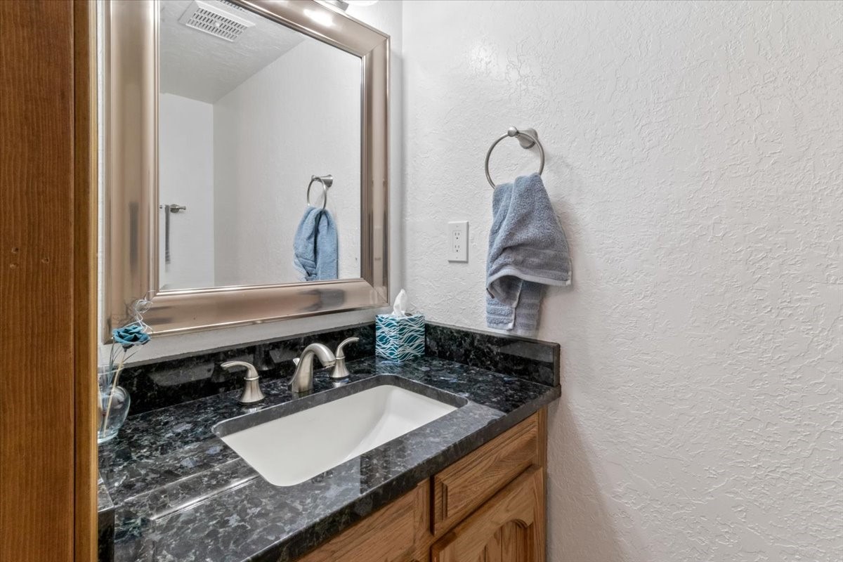 Santa Fe, New Mexico 87505, United States, 4 Bedrooms Bedrooms, ,3 BathroomsBathrooms,Residential,Pending,57444