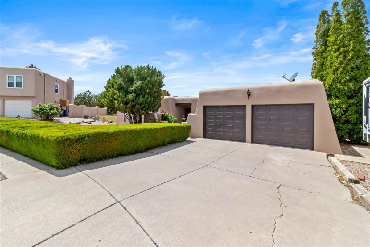 Santa Fe, New Mexico 87505, United States, 4 Bedrooms Bedrooms, ,3 BathroomsBathrooms,Residential,Pending,57444