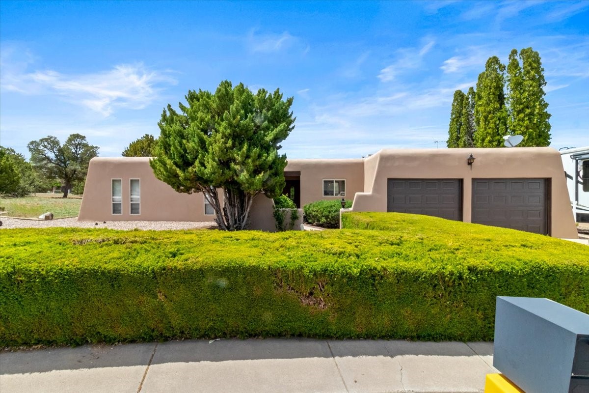 Santa Fe, New Mexico 87505, United States, 4 Bedrooms Bedrooms, ,3 BathroomsBathrooms,Residential,Pending,57444