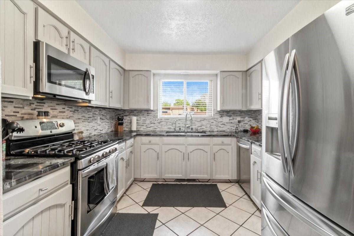 Santa Fe, New Mexico 87505, United States, 4 Bedrooms Bedrooms, ,3 BathroomsBathrooms,Residential,Pending,57444