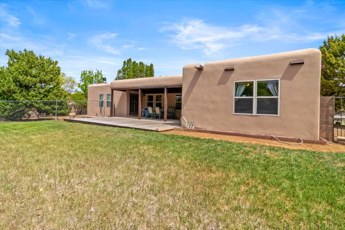 Santa Fe, New Mexico 87505, United States, 4 Bedrooms Bedrooms, ,3 BathroomsBathrooms,Residential,Pending,57444