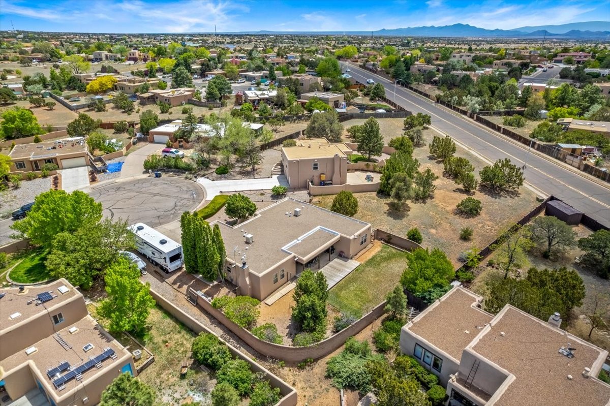 Santa Fe, New Mexico 87505, United States, 4 Bedrooms Bedrooms, ,3 BathroomsBathrooms,Residential,Pending,57444