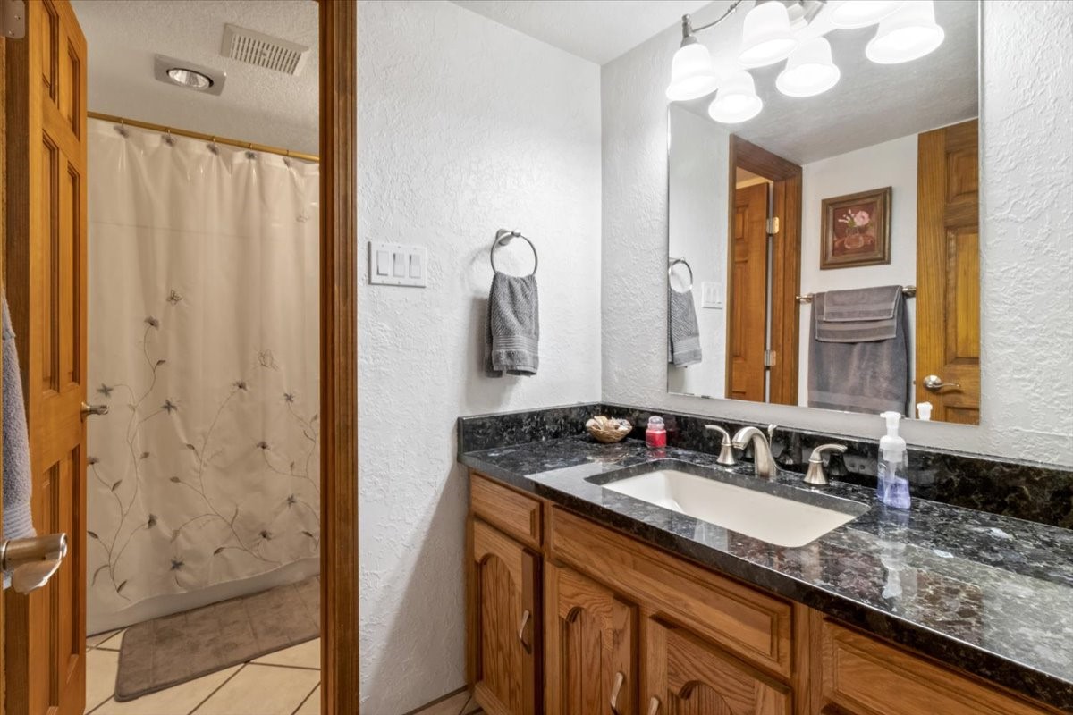 Santa Fe, New Mexico 87505, United States, 4 Bedrooms Bedrooms, ,3 BathroomsBathrooms,Residential,Pending,57444