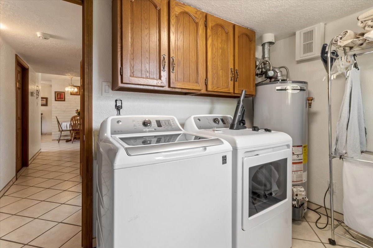 Santa Fe, New Mexico 87505, United States, 4 Bedrooms Bedrooms, ,3 BathroomsBathrooms,Residential,Pending,57444