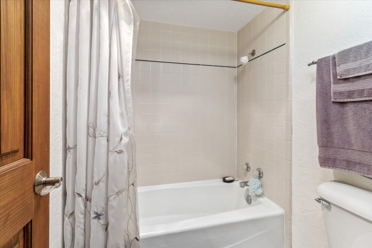 Santa Fe, New Mexico 87505, United States, 4 Bedrooms Bedrooms, ,3 BathroomsBathrooms,Residential,Pending,57444