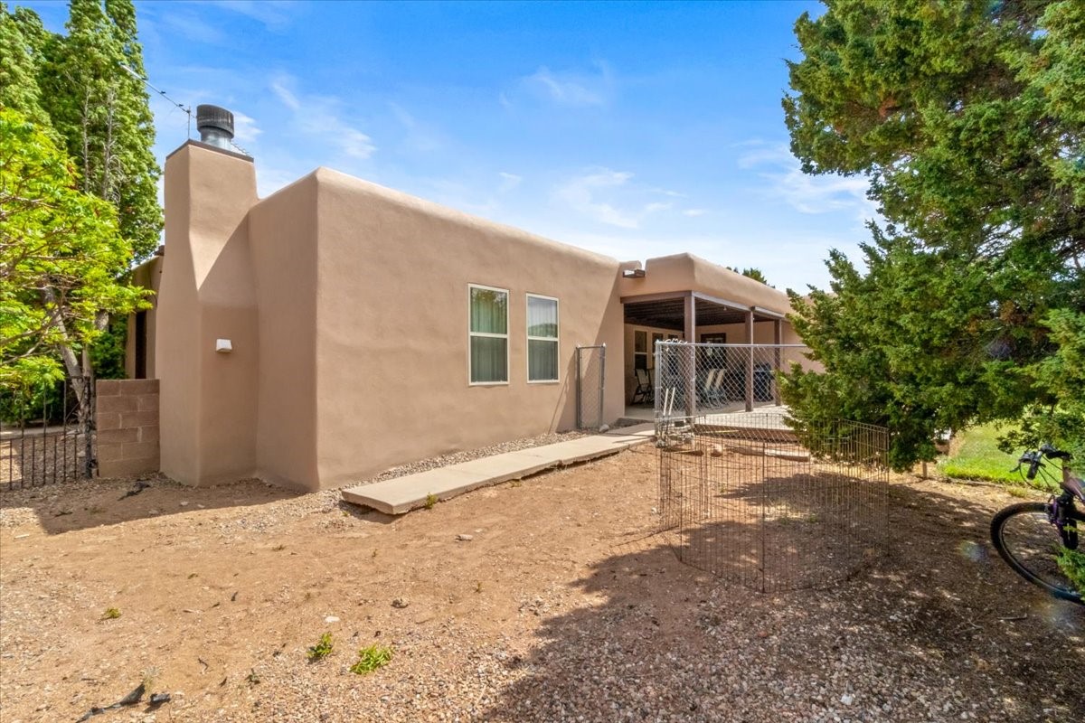 Santa Fe, New Mexico 87505, United States, 4 Bedrooms Bedrooms, ,3 BathroomsBathrooms,Residential,Pending,57444