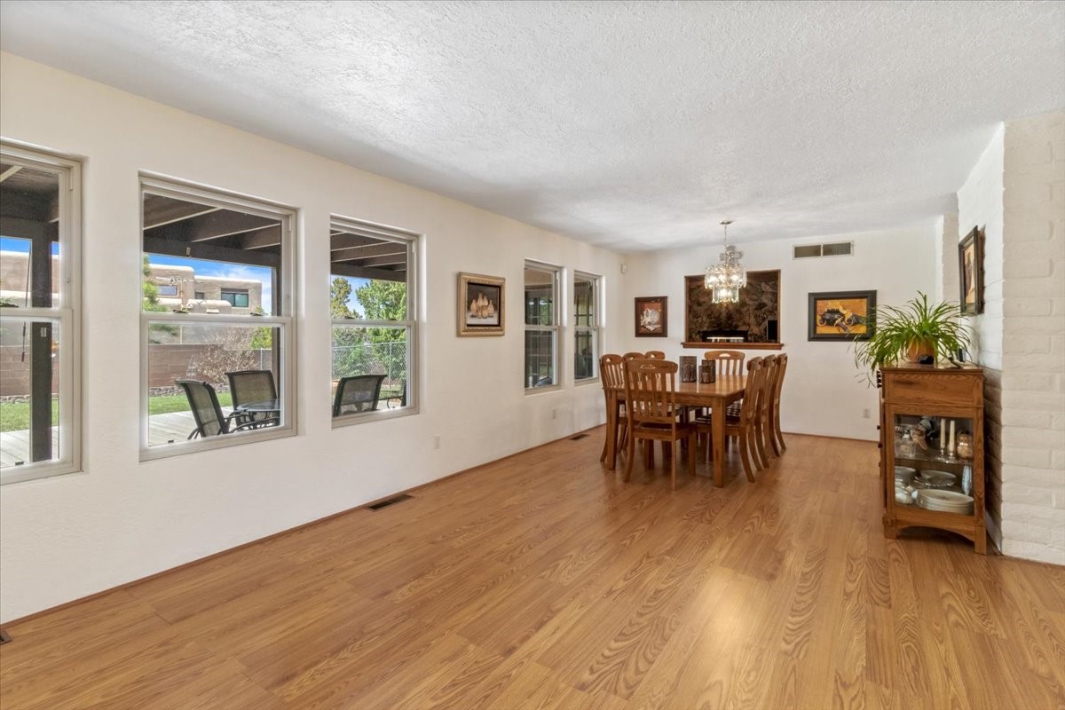 Santa Fe, New Mexico 87505, United States, 4 Bedrooms Bedrooms, ,3 BathroomsBathrooms,Residential,Pending,57444