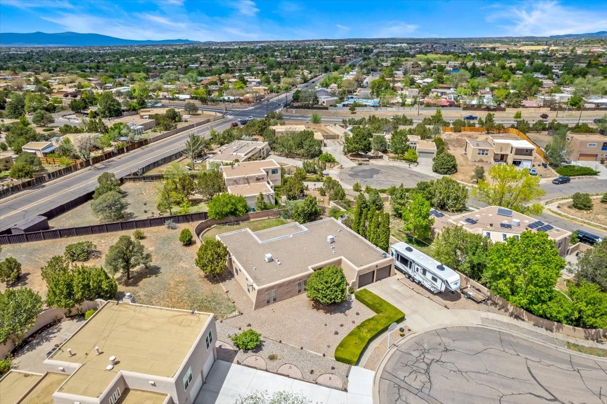 Santa Fe, New Mexico 87505, United States, 4 Bedrooms Bedrooms, ,3 BathroomsBathrooms,Residential,Pending,57444