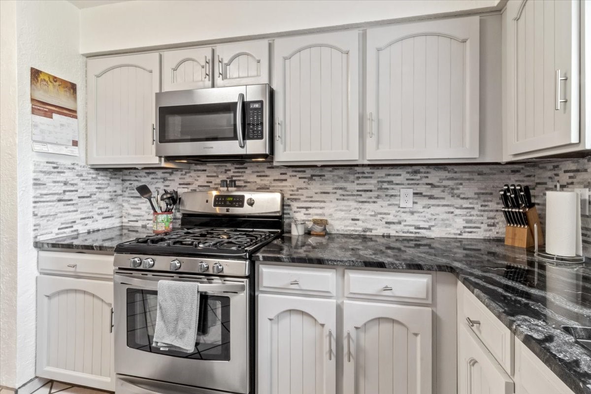 Santa Fe, New Mexico 87505, United States, 4 Bedrooms Bedrooms, ,3 BathroomsBathrooms,Residential,Pending,57444