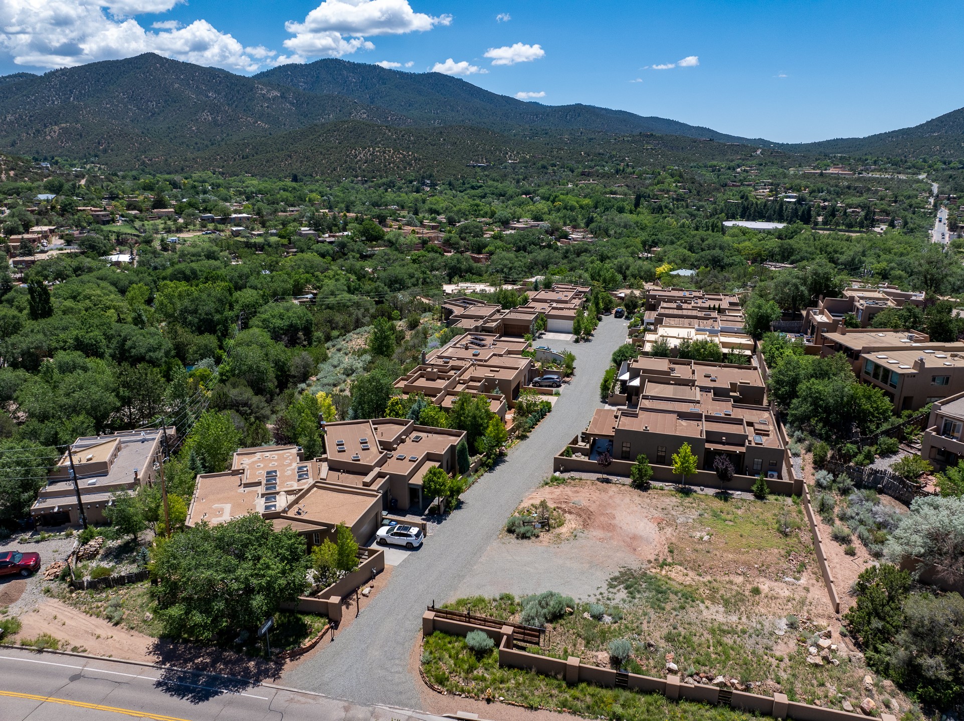 Santa Fe, New Mexico 87501, United States, 2 Bedrooms Bedrooms, ,2 BathroomsBathrooms,Residential,Pending,52220