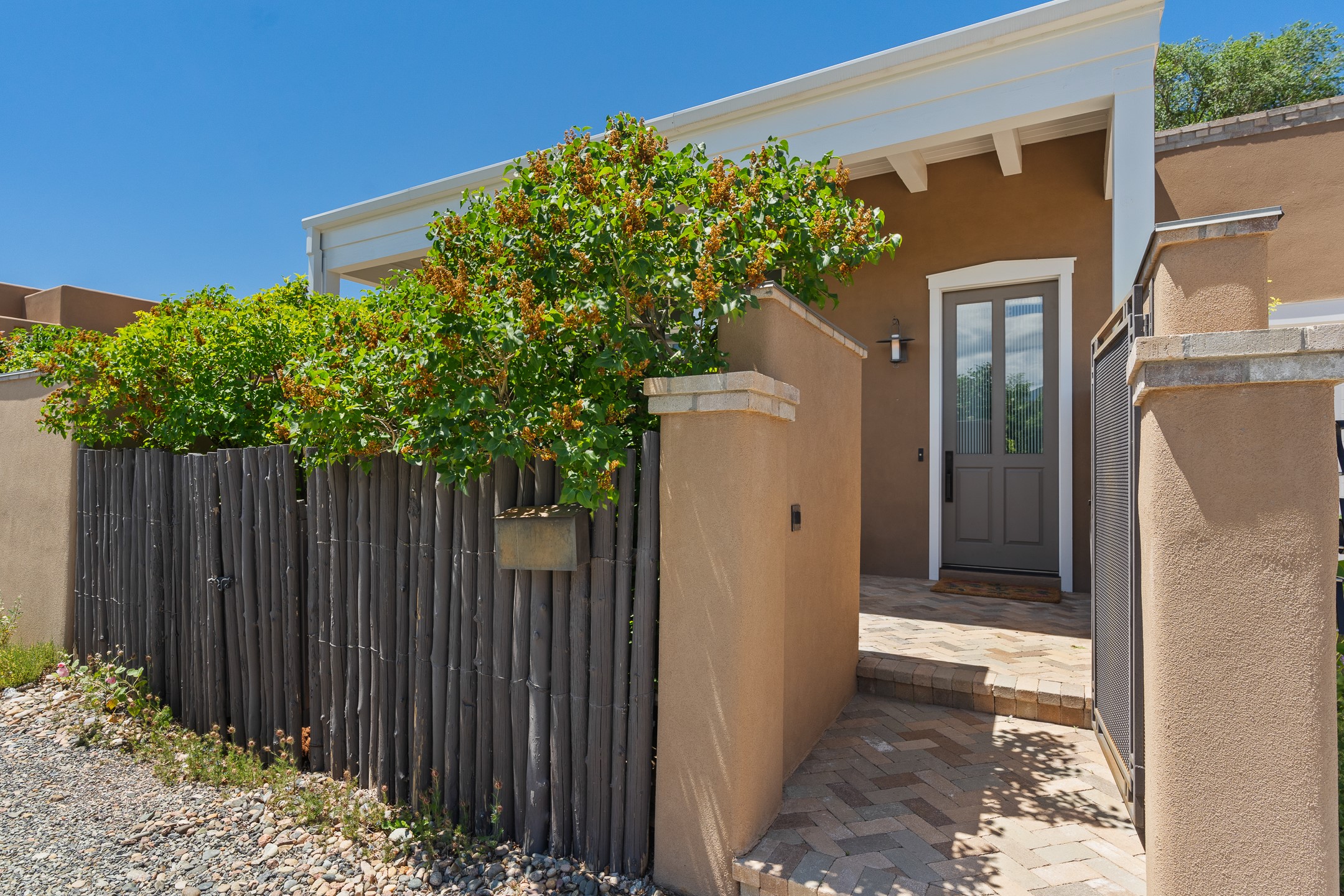 Santa Fe, New Mexico 87501, United States, 2 Bedrooms Bedrooms, ,2 BathroomsBathrooms,Residential,Pending,52220