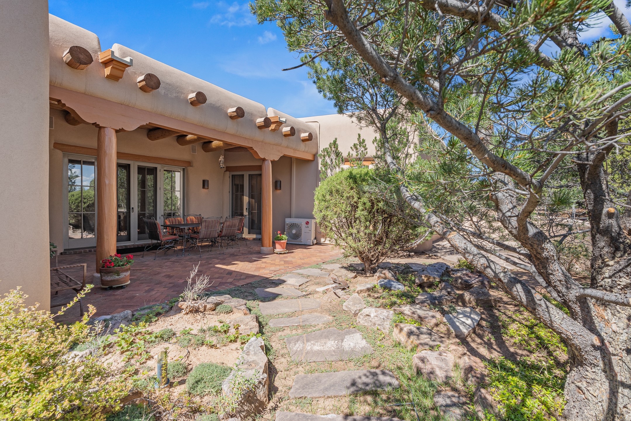 Santa Fe, New Mexico 87506, United States, 3 Bedrooms Bedrooms, ,2 BathroomsBathrooms,Residential,Active,216184