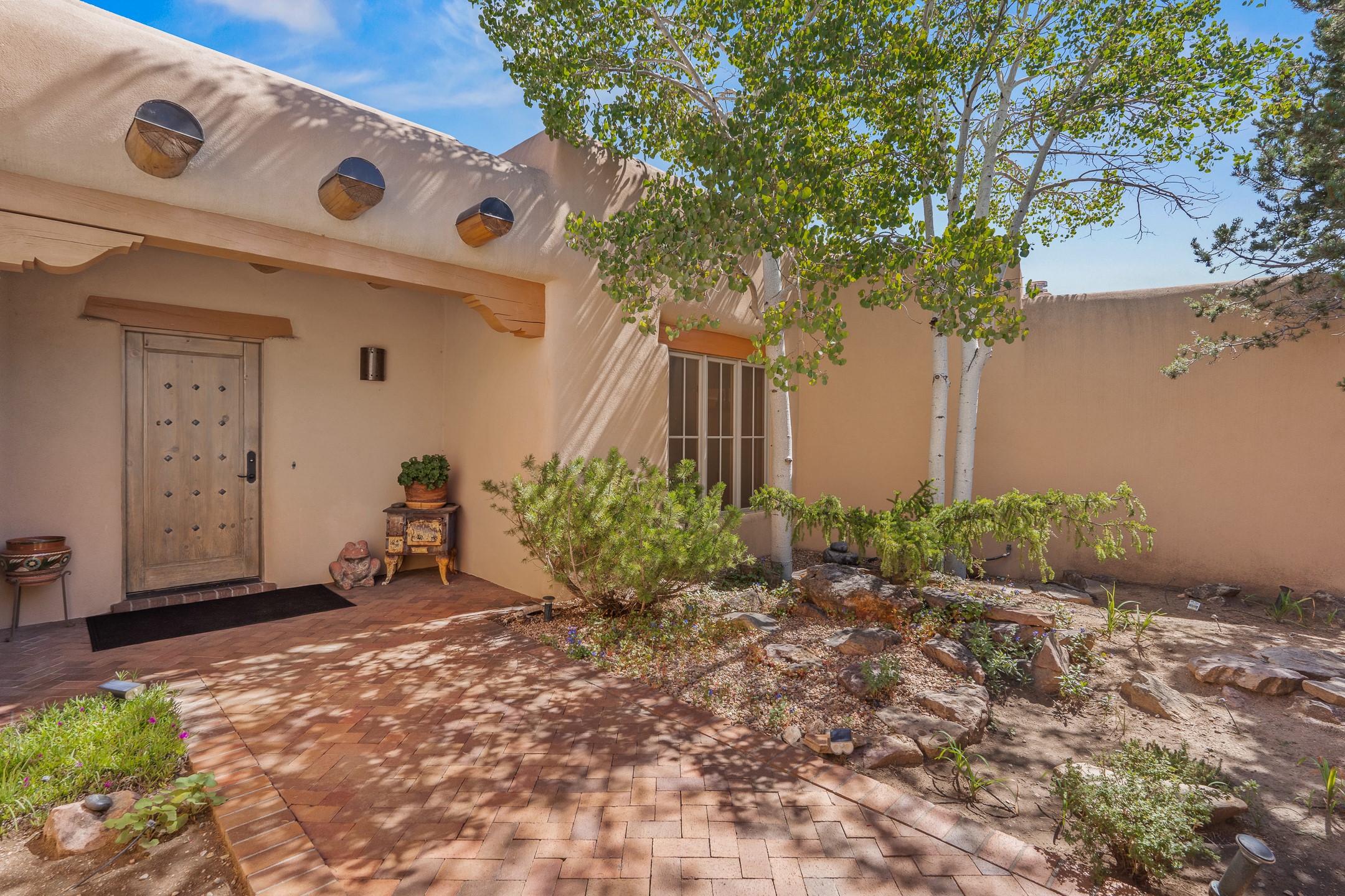 Santa Fe, New Mexico 87506, United States, 3 Bedrooms Bedrooms, ,2 BathroomsBathrooms,Residential,Active,216184