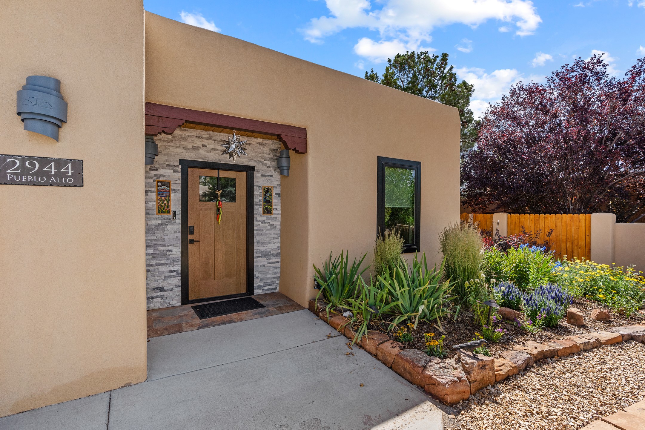 Santa Fe, New Mexico 87507, United States, 3 Bedrooms Bedrooms, ,2 BathroomsBathrooms,Residential,Pending,154682