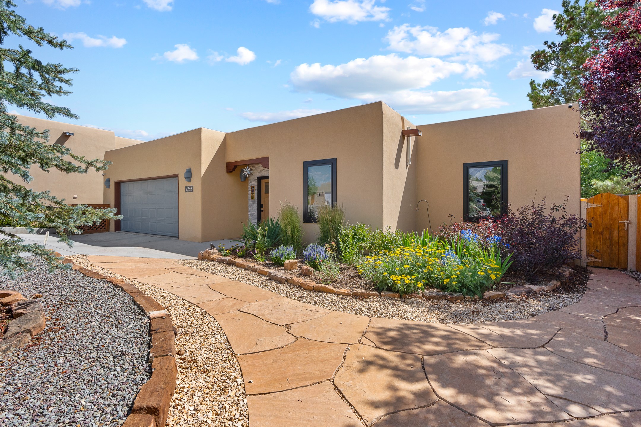 Santa Fe, New Mexico 87507, United States, 3 Bedrooms Bedrooms, ,2 BathroomsBathrooms,Residential,Pending,154682