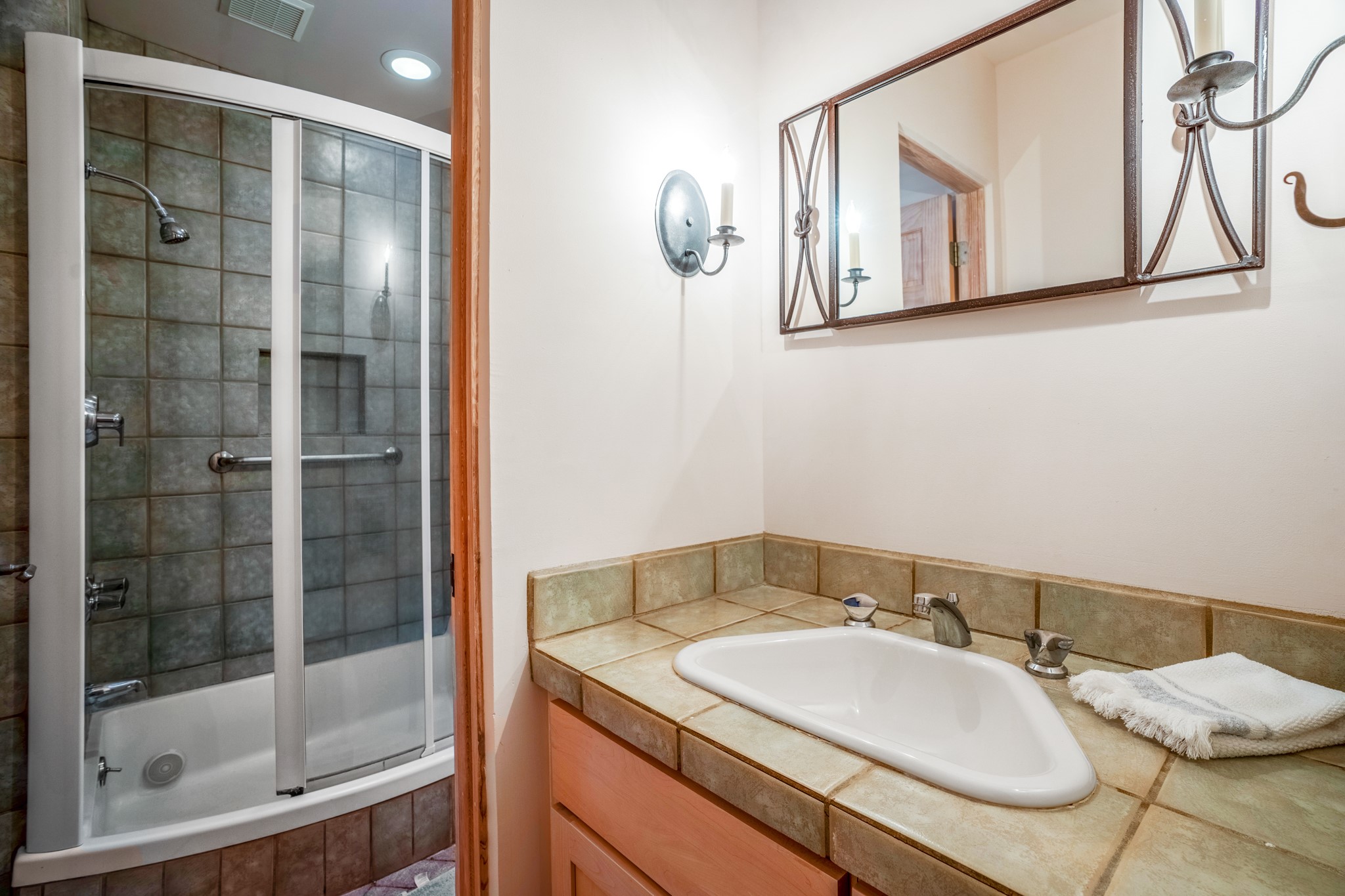 Santa Fe, New Mexico 87505, United States, 6 Bedrooms Bedrooms, ,4 BathroomsBathrooms,Residential,Active,123281