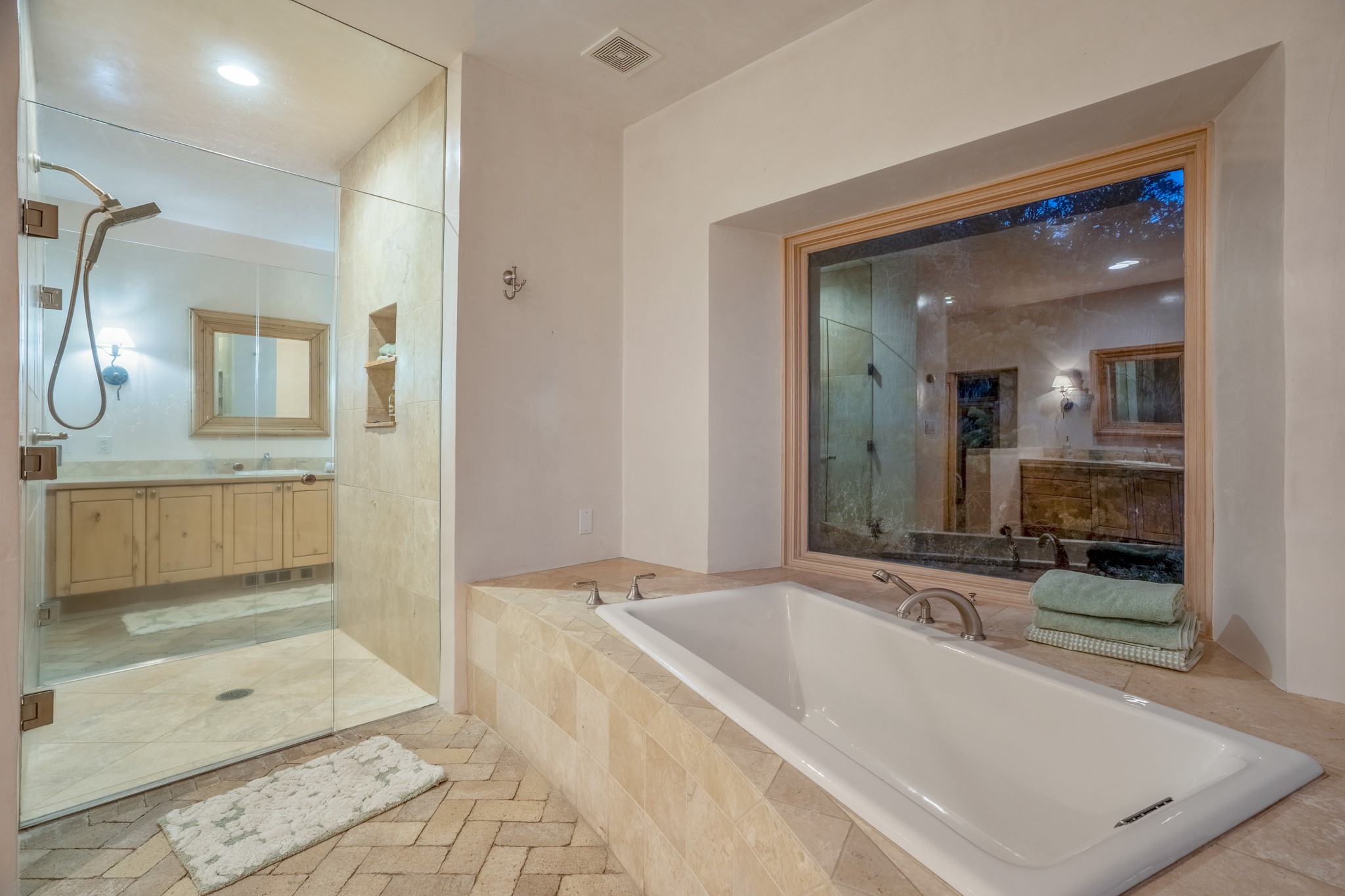 Santa Fe, New Mexico 87505, United States, 6 Bedrooms Bedrooms, ,4 BathroomsBathrooms,Residential,Active,123281