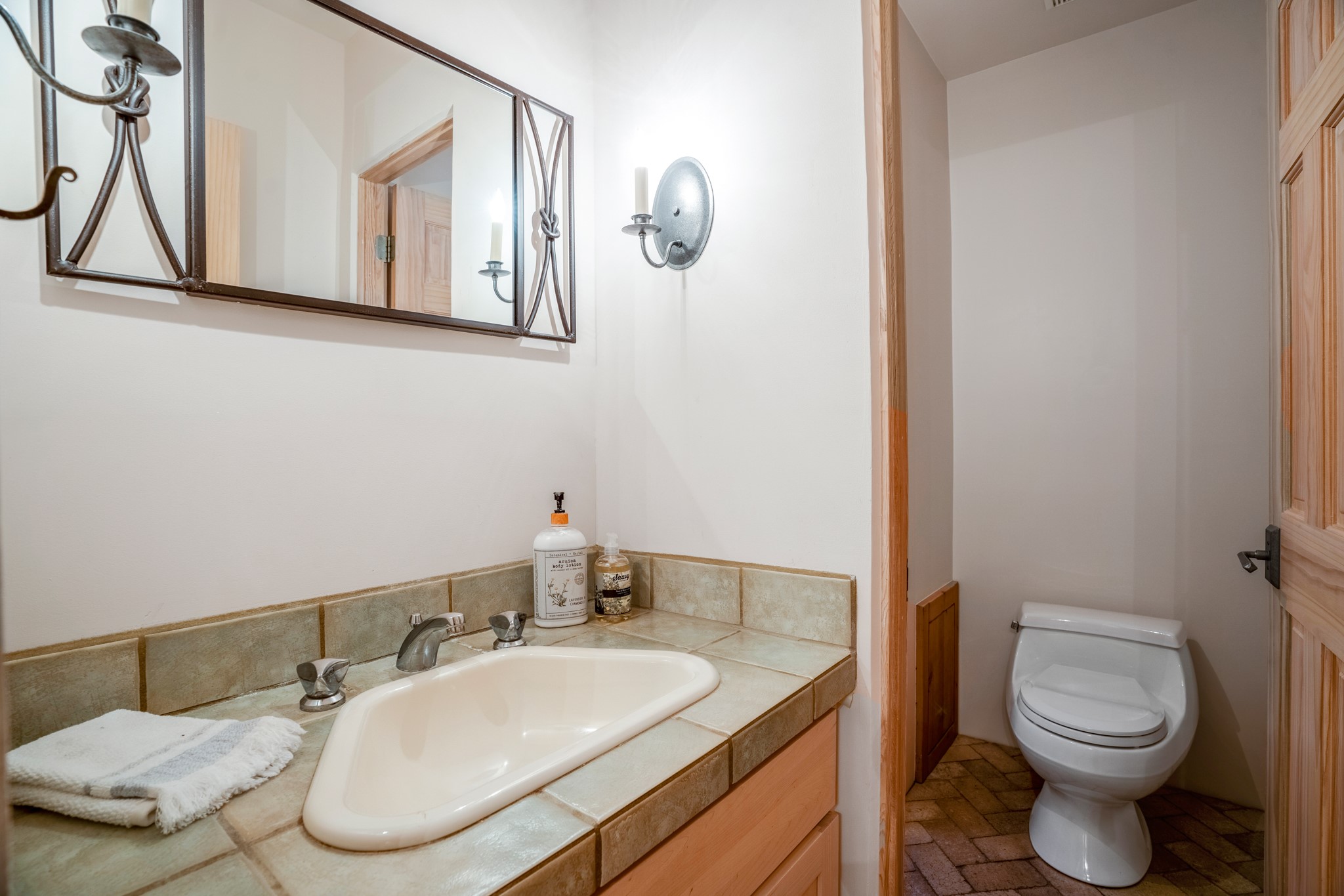 Santa Fe, New Mexico 87505, United States, 6 Bedrooms Bedrooms, ,4 BathroomsBathrooms,Residential,Active,123281