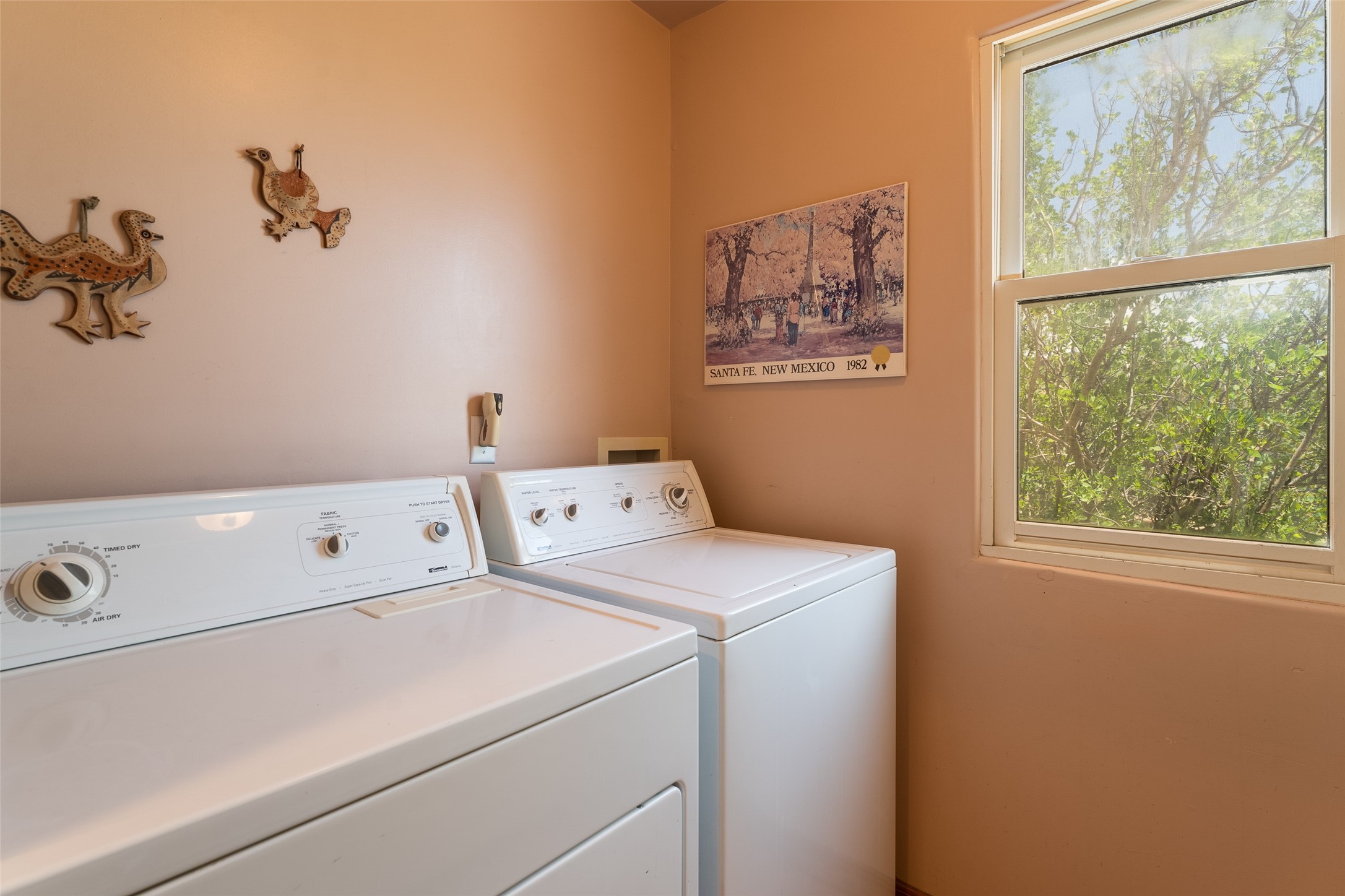 Santa Fe, New Mexico 87507, United States, 3 Bedrooms Bedrooms, ,2 BathroomsBathrooms,Residential,Pending,50588