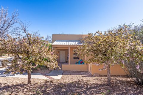 Photo of 3 Julia Court, Santa Fe, NM 87508 (MLS # 202601270)