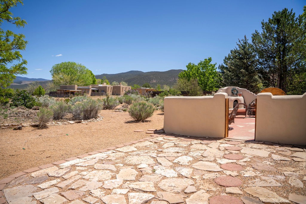 347 Sierra Vista Lane, Taos, New Mexico image 26