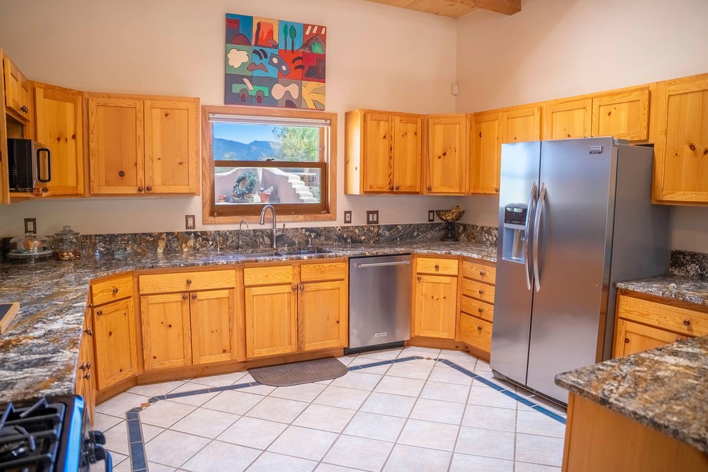 347 Sierra Vista Lane, Taos, New Mexico image 5
