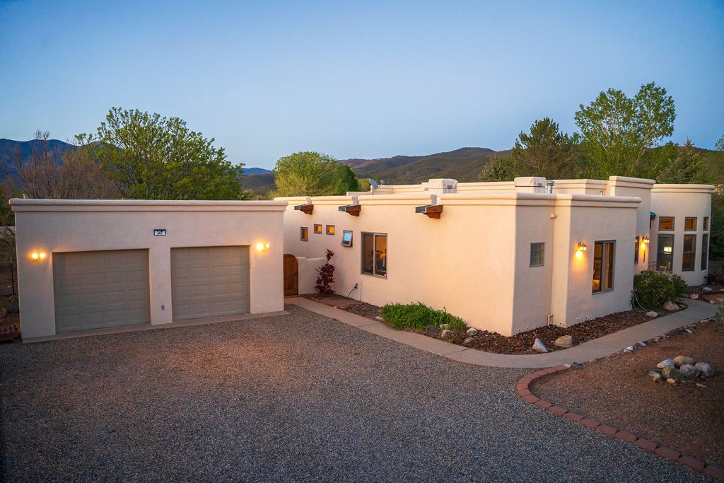 347 Sierra Vista Lane, Taos, New Mexico image 1