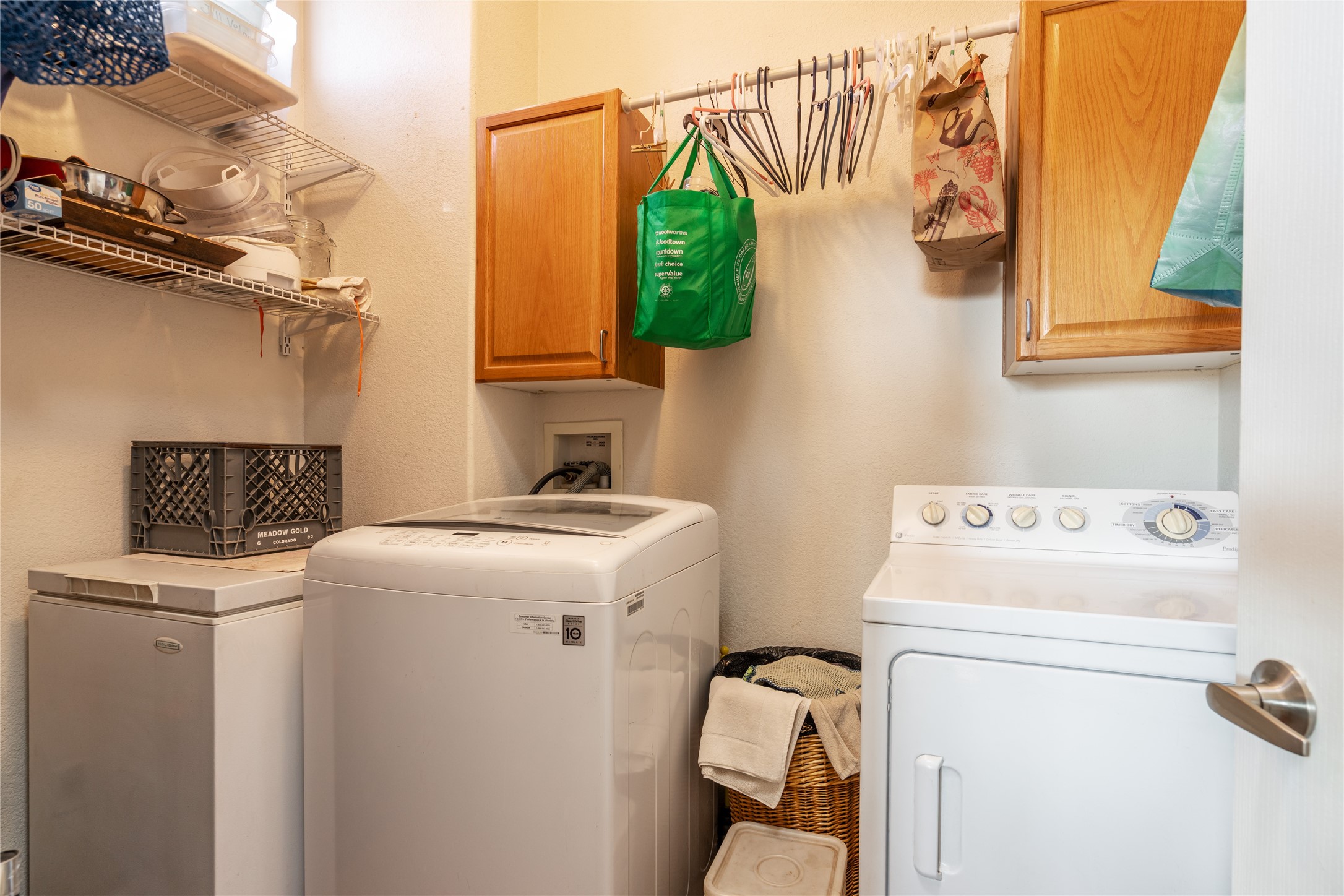 Abiquiu, New Mexico 87510, United States, 4 Bedrooms Bedrooms, ,2 BathroomsBathrooms,Residential,Active,241262