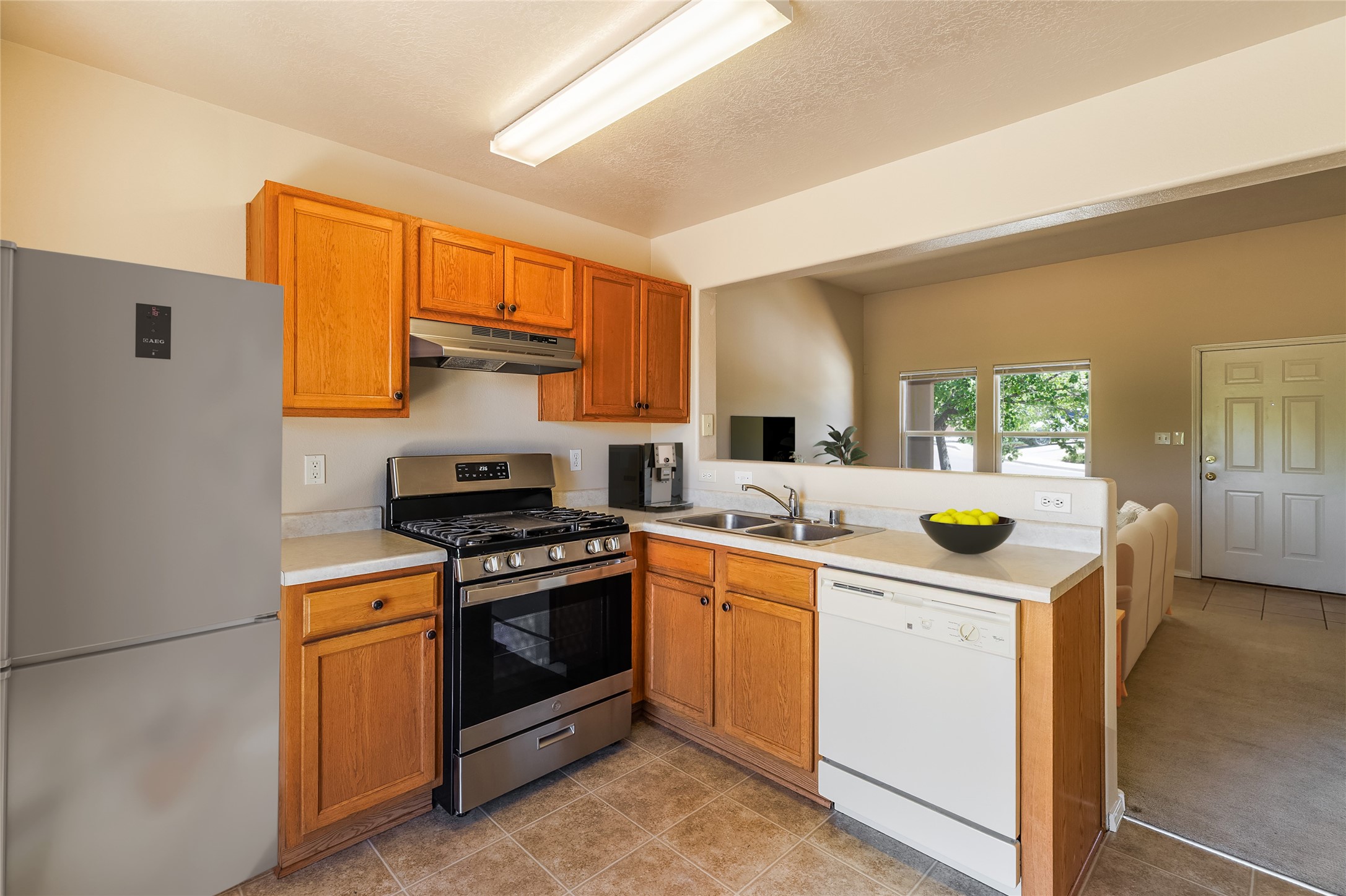 Santa Fe, New Mexico 87507, United States, 3 Bedrooms Bedrooms, ,2 BathroomsBathrooms,Residential,Pending,134265