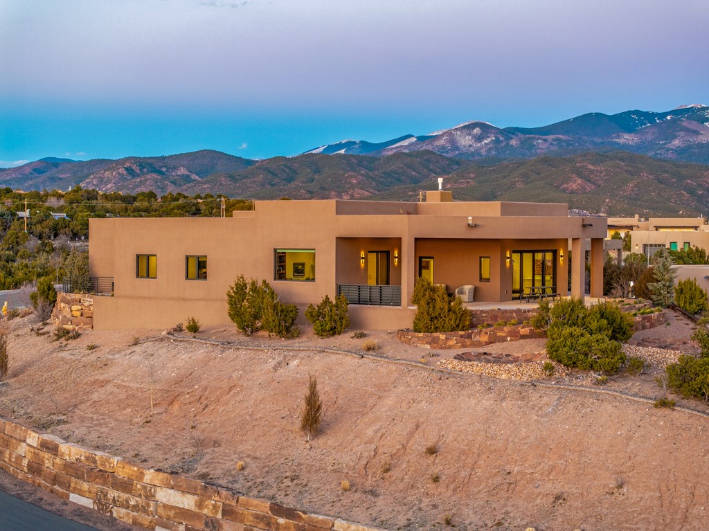 Santa Fe, New Mexico 87506, United States, 2 Bedrooms Bedrooms, ,2 BathroomsBathrooms,Residential,Pending,63391