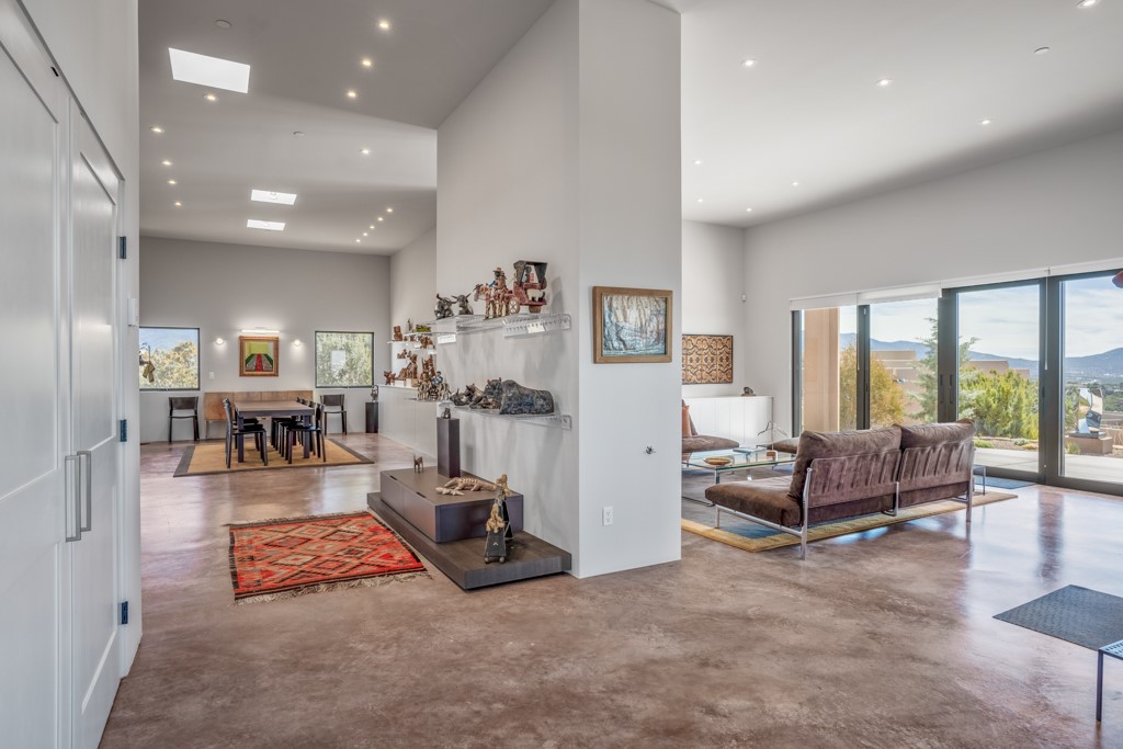 Santa Fe, New Mexico 87506, United States, 2 Bedrooms Bedrooms, ,2 BathroomsBathrooms,Residential,Pending,63391