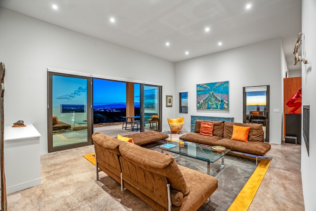 Santa Fe, New Mexico 87506, United States, 2 Bedrooms Bedrooms, ,2 BathroomsBathrooms,Residential,Pending,63391