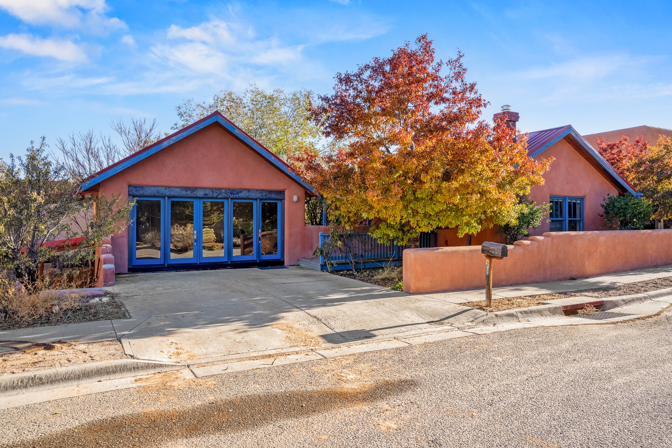 258 Vuelta Roble, Santa Fe, New Mexico image 1