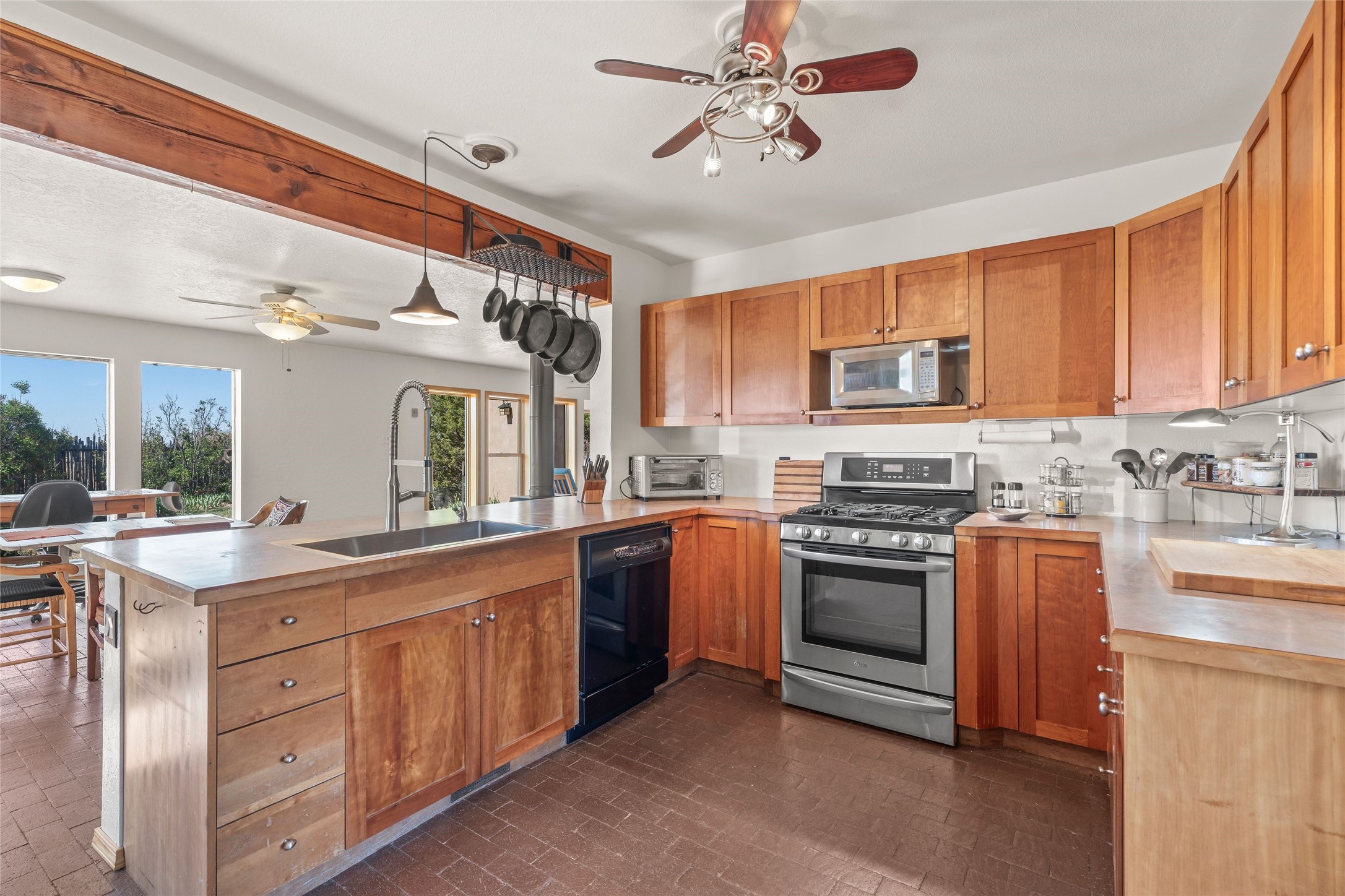 24 Camerada Road, Santa Fe, New Mexico image 2