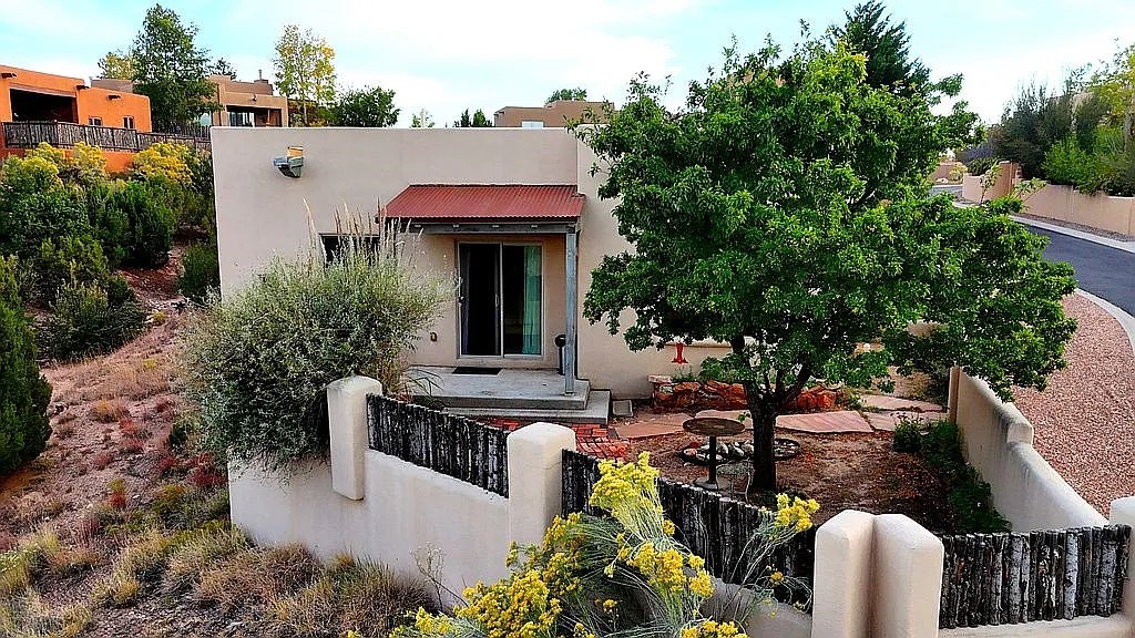 4 Calle Las Casas, Santa Fe, New Mexico image 2